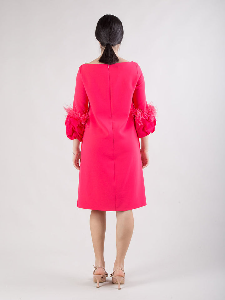 Tubino fucsia con dettaglio in piume e taffetà