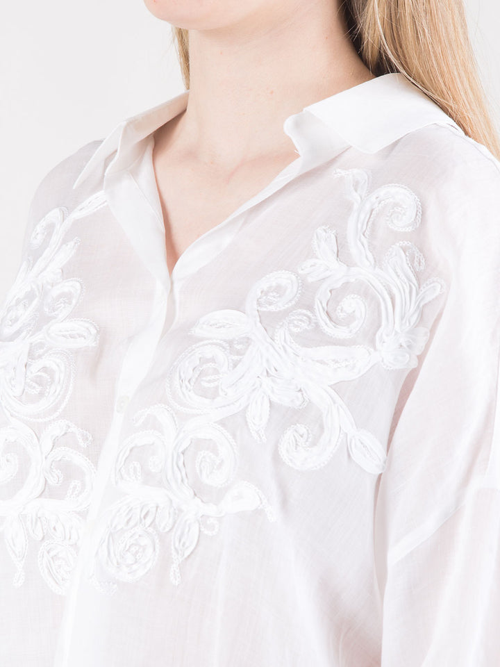 Camicia over ricamata con scollo a V