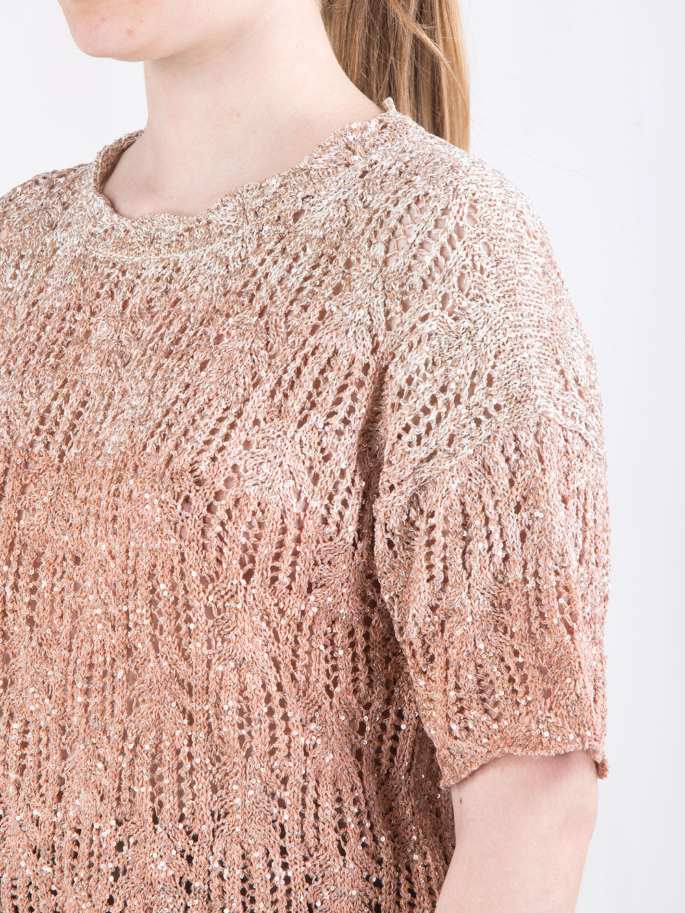 Maglia corta traforata con cristalli e lavorazione degradé