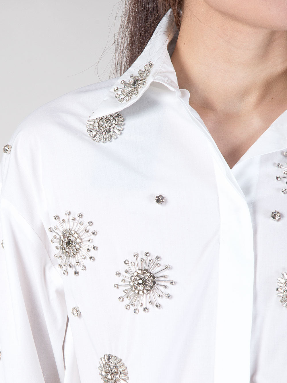 Camicia over bianca con ricami floreali