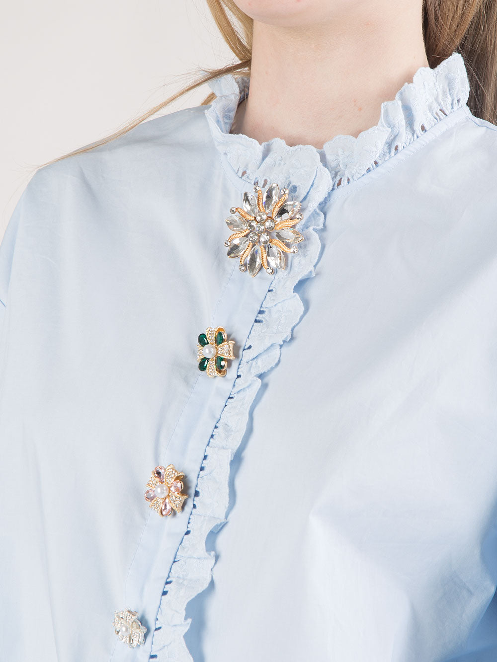 Camicia con bottoni gioiello e dettagli ricamati