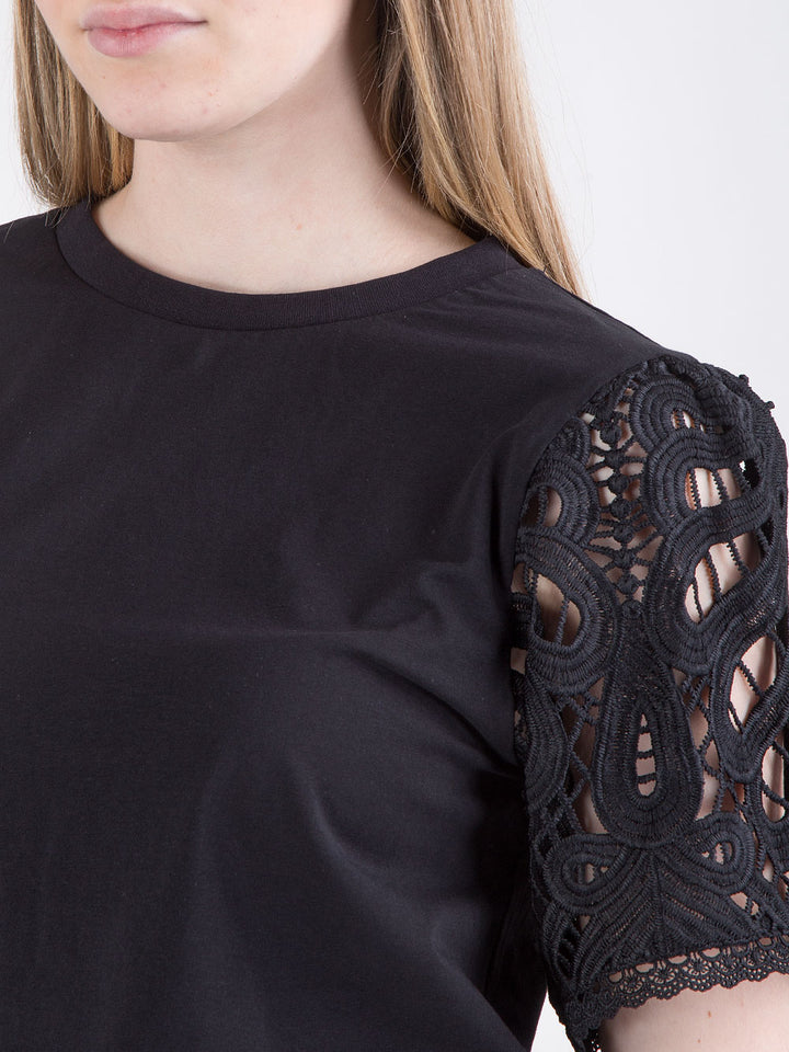 T-shirt in cotone con maniche in pizzo