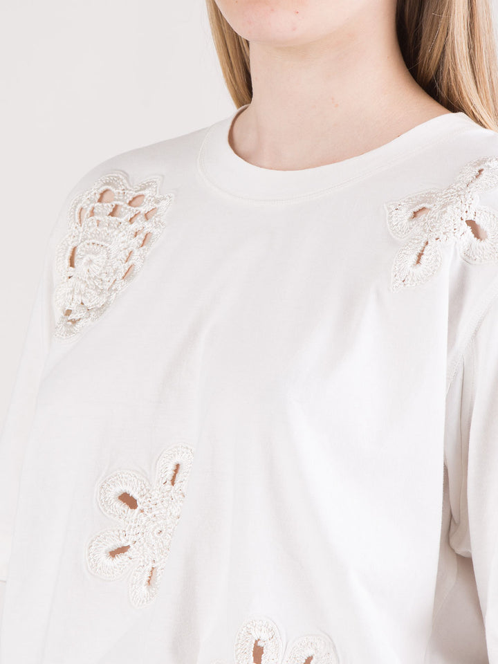 T-shirt over con ricami