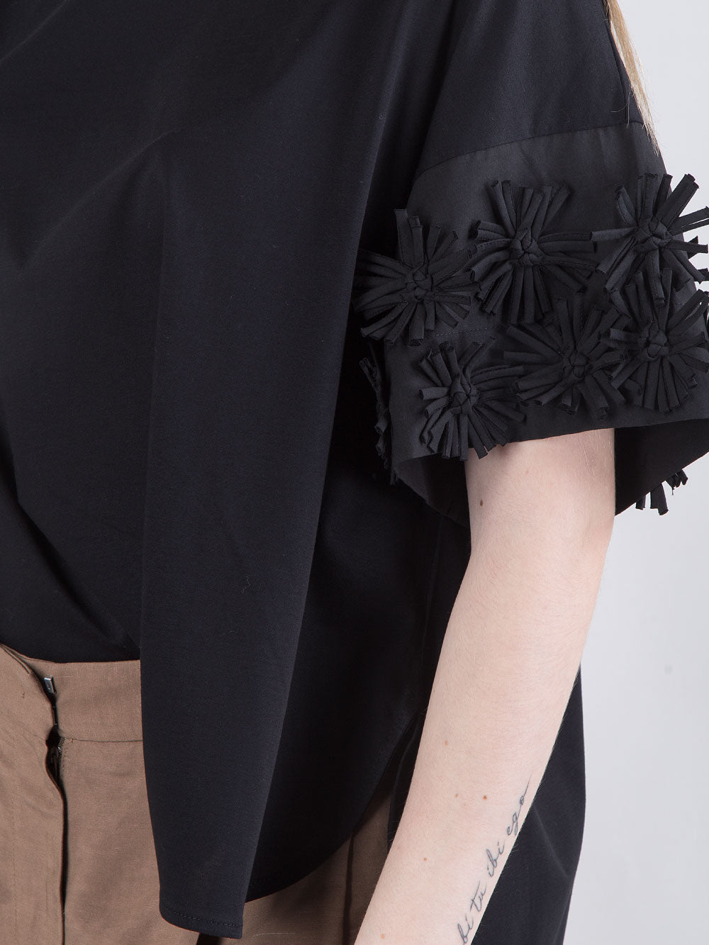 T-shirt over con dettaglio floreale