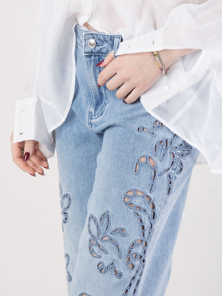 Jeans con ricamo traforato floreale