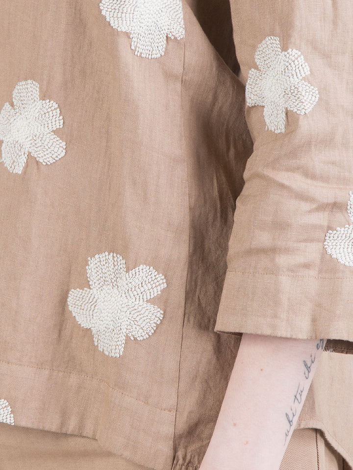 Camicia in lino con ricami floreali
