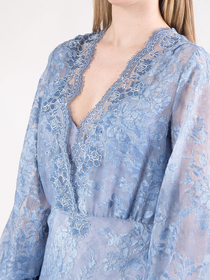 Abito in pizzo con scollatura profonda
