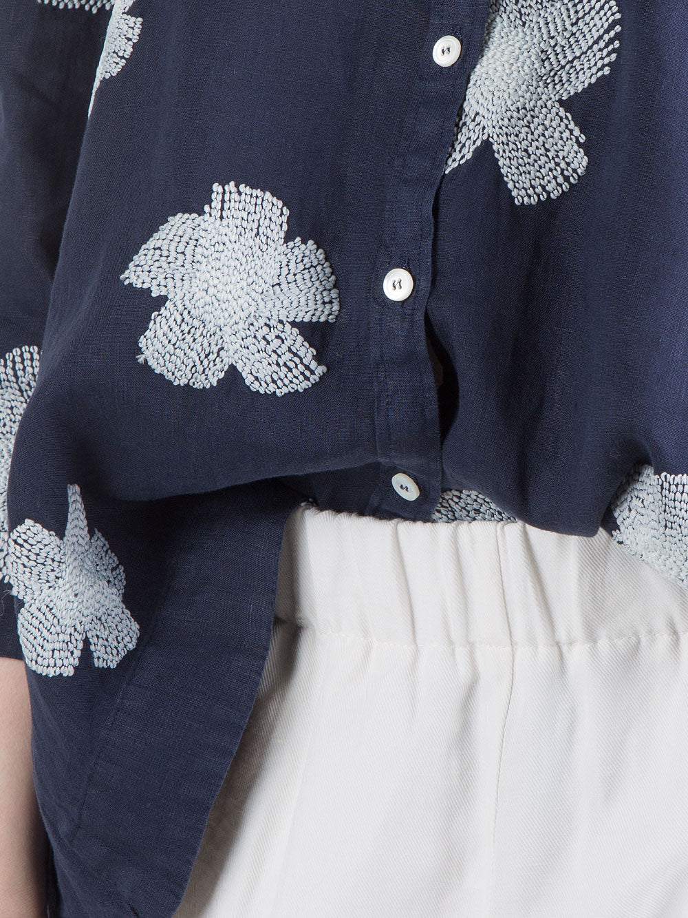 Camicia in lino con ricami floreali