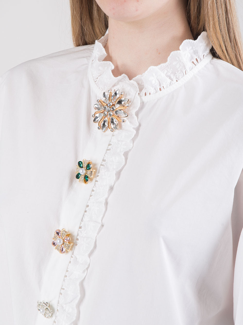Camicia con bottoni gioiello e dettagli ricamati
