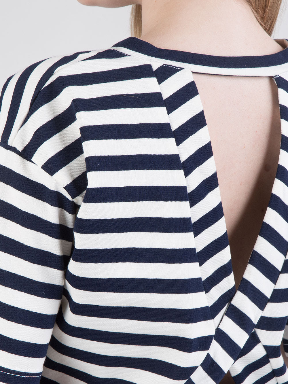 T-shirt a righe con schiena scoperta