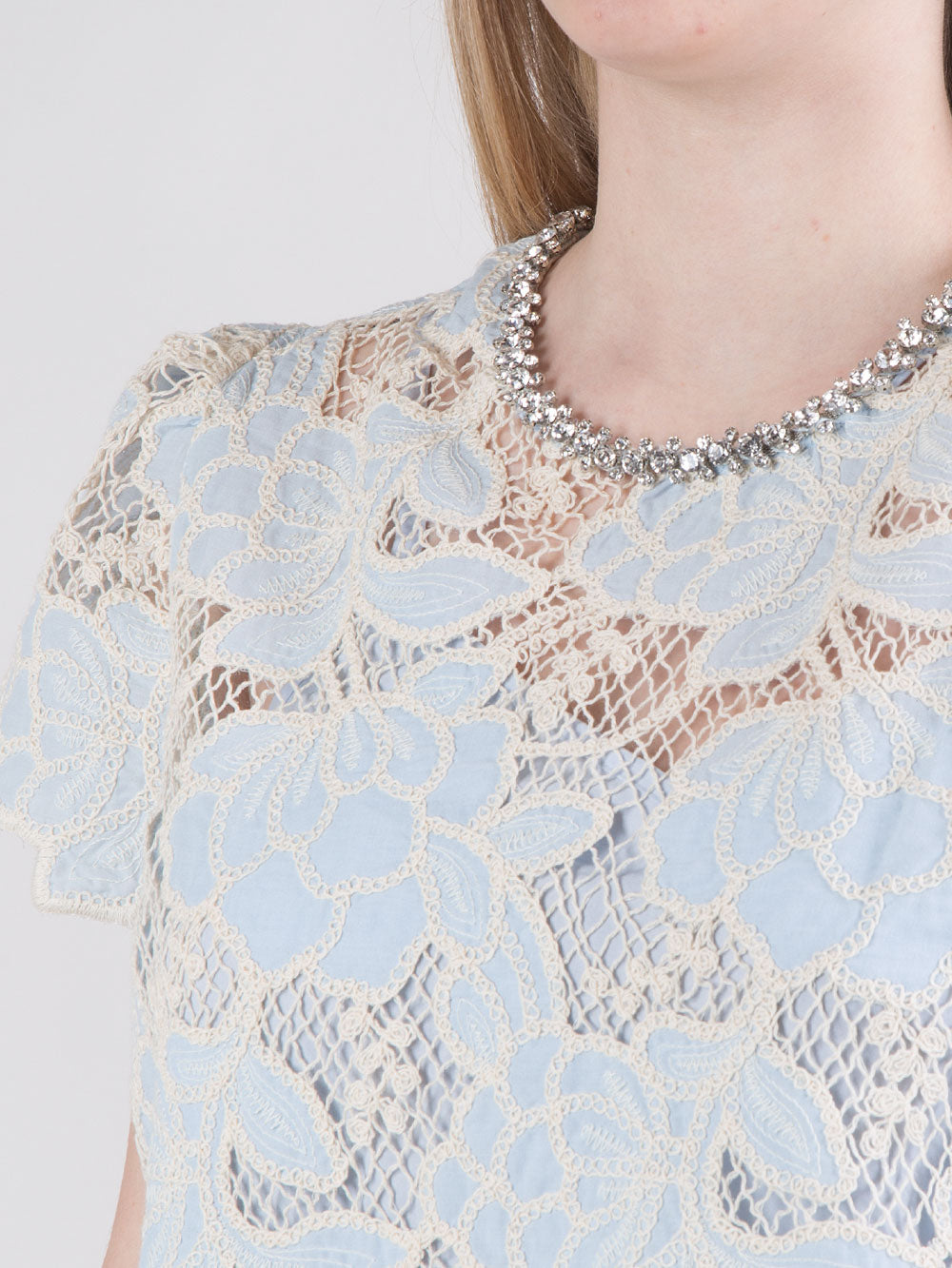 Blusa in pizzo con strass sul collo