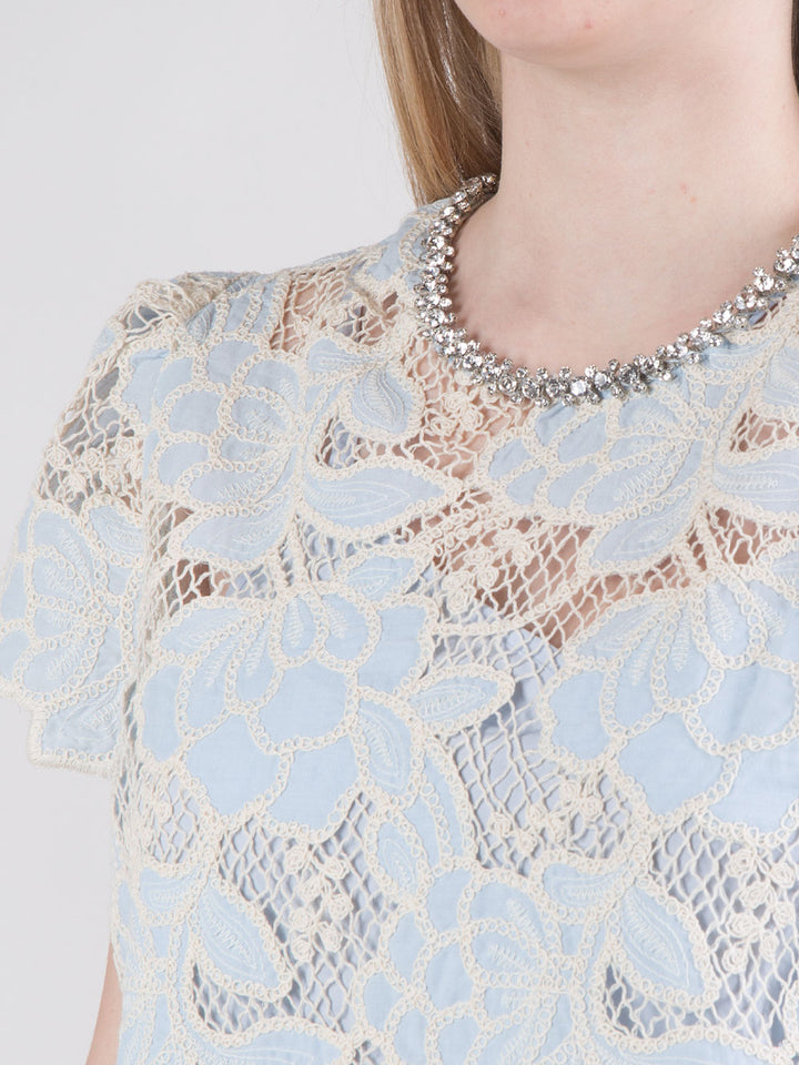 Blusa in pizzo con strass sul collo