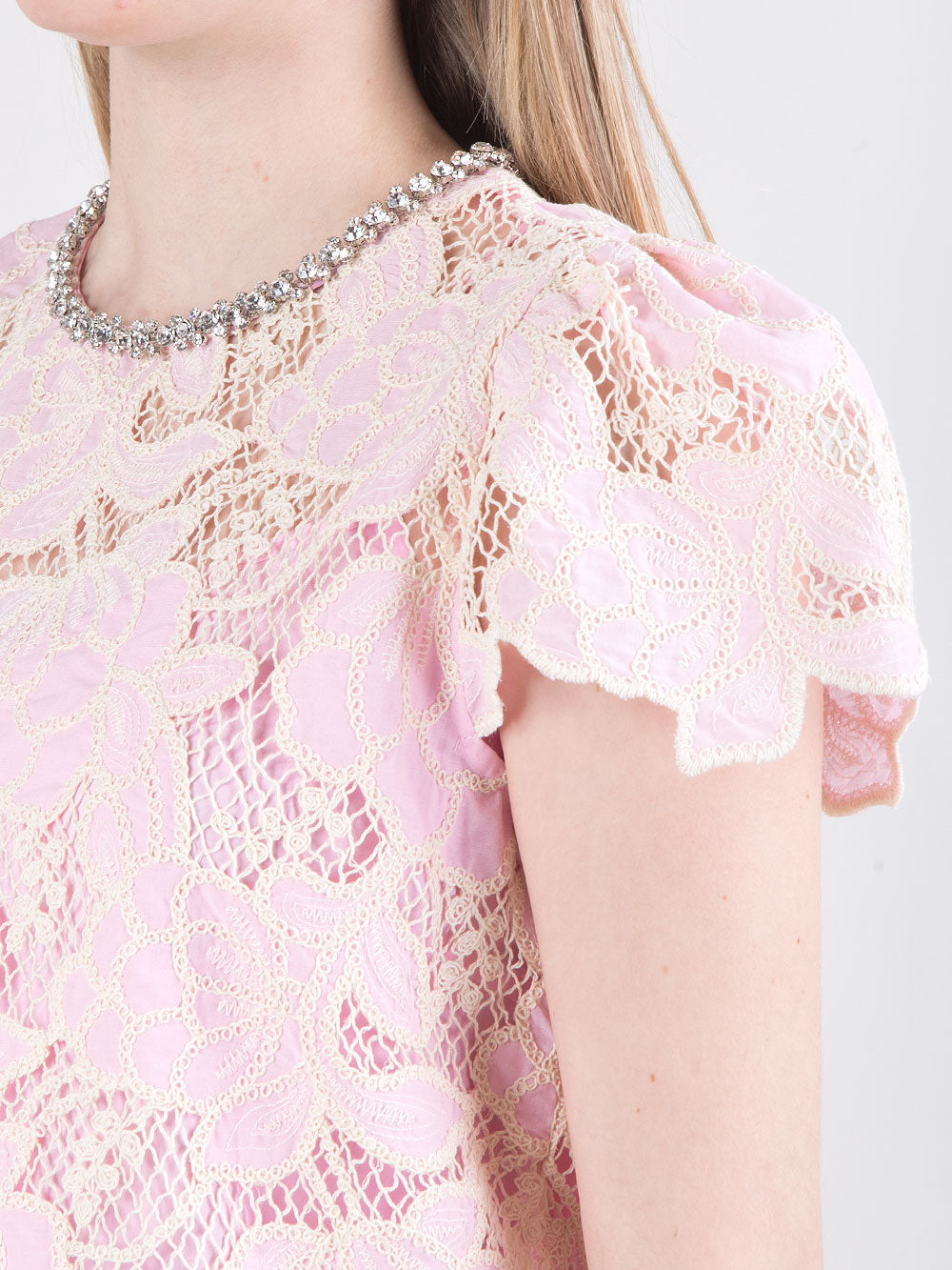 Blusa in pizzo con strass sul collo