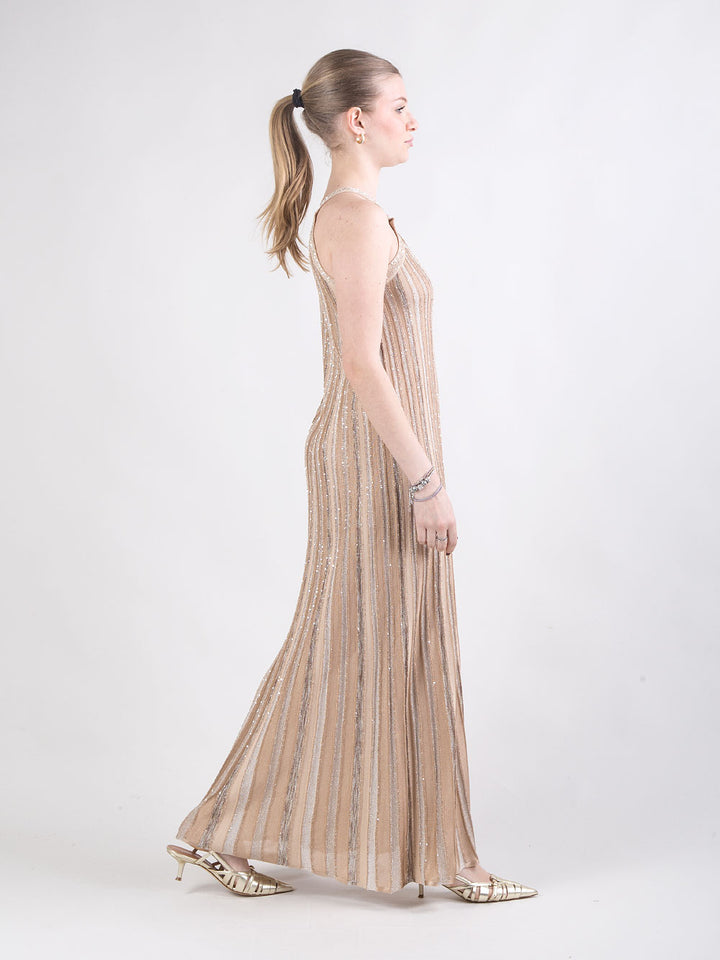 Abito lungo con scollo e mantella in seta