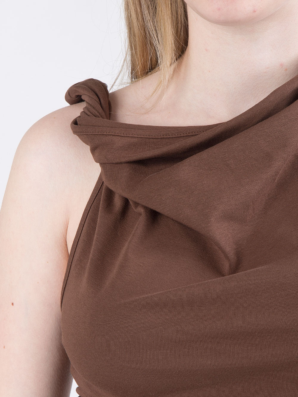 Top nero smanicato con nodo