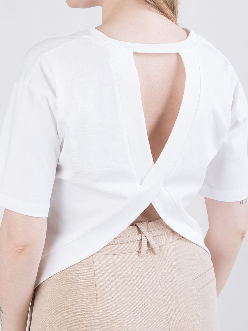 T-shirt con schiena scoperta