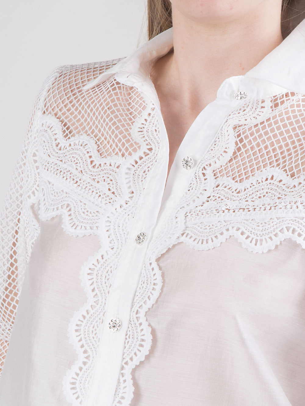 Camicia bianca ricamata con maniche in microrete