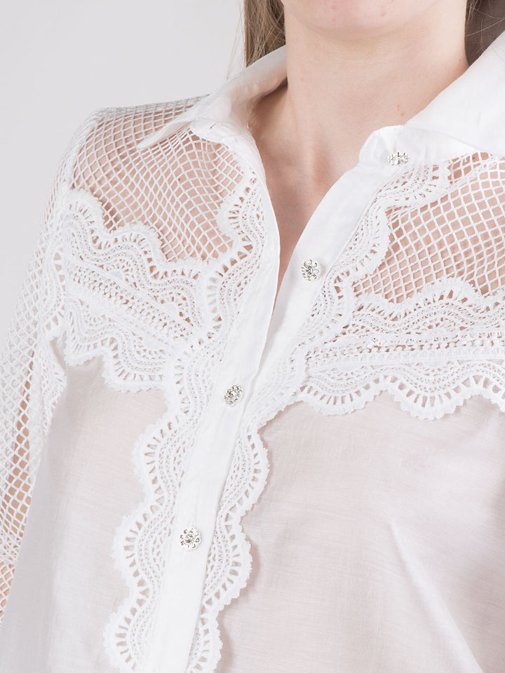 Camicia bianca ricamata con maniche in microrete