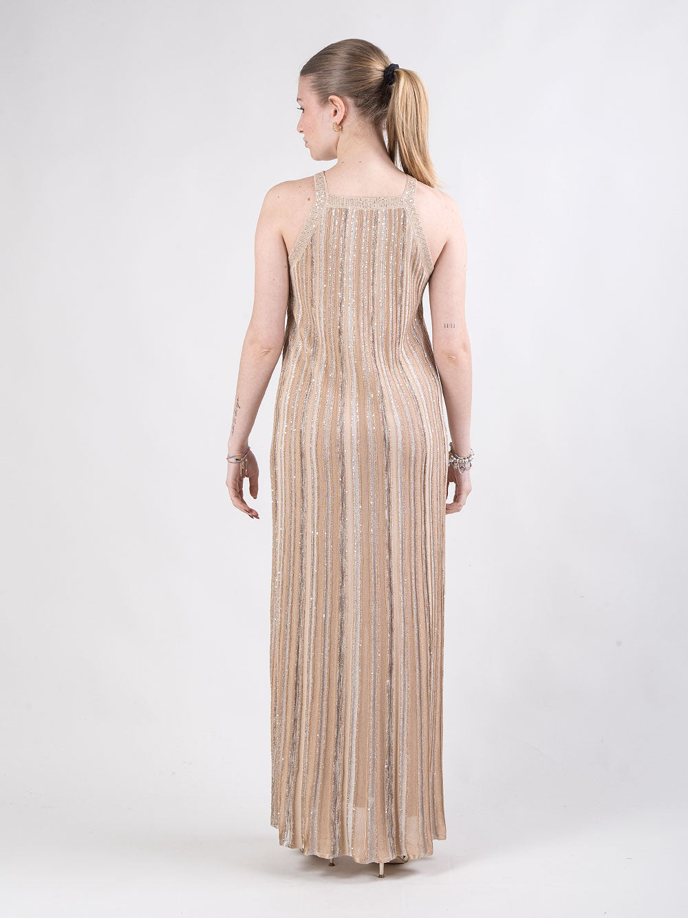 Abito lungo con scollo e mantella in seta