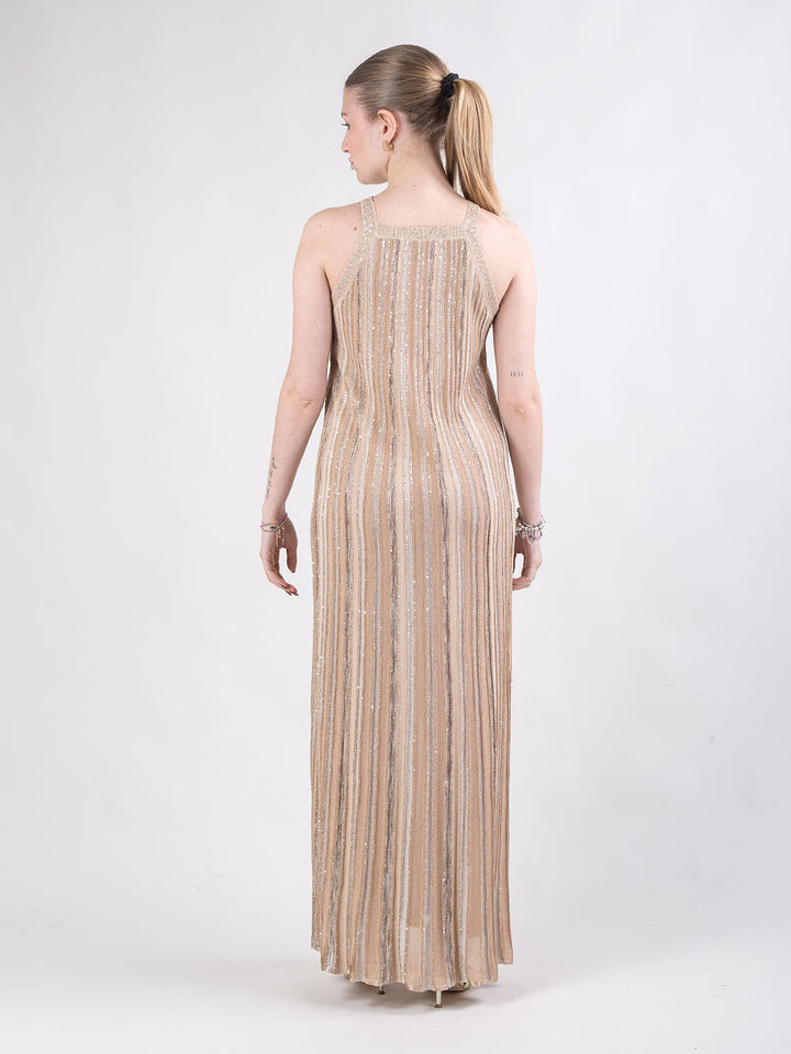 Abito lungo con scollo e mantella in seta