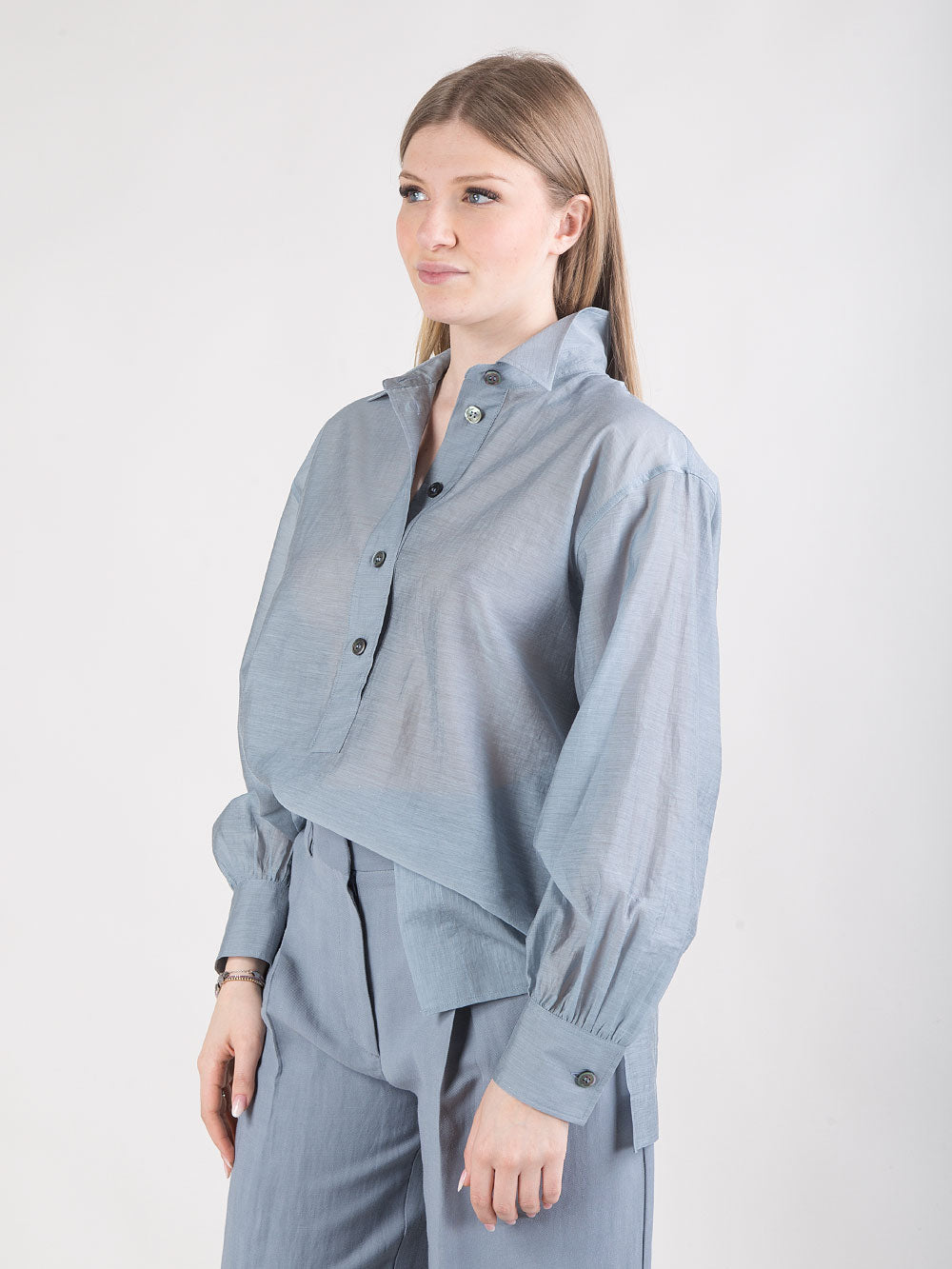 Pantalone ampio con pinces