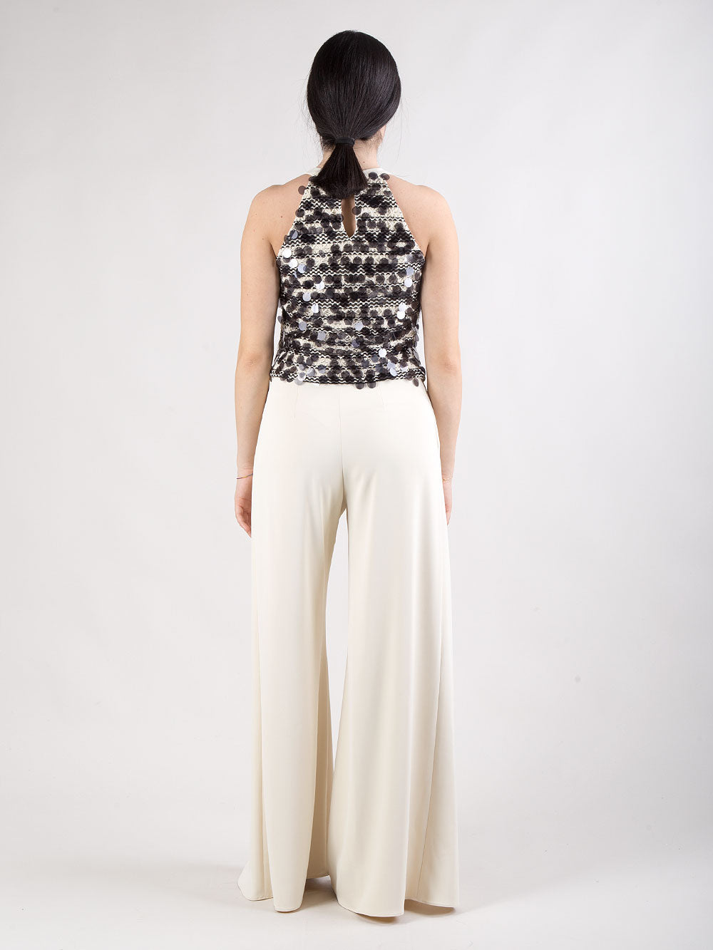 Completo pantalone con spacchi e top con maxi paillettes
