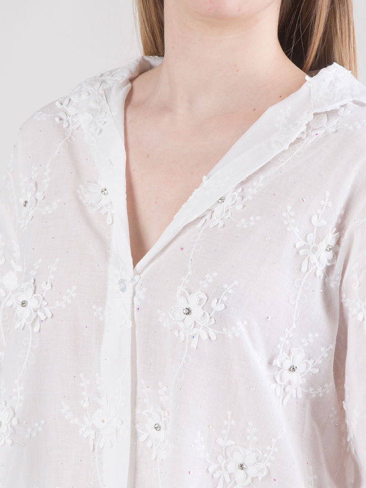Completo bianco con ricami floreali