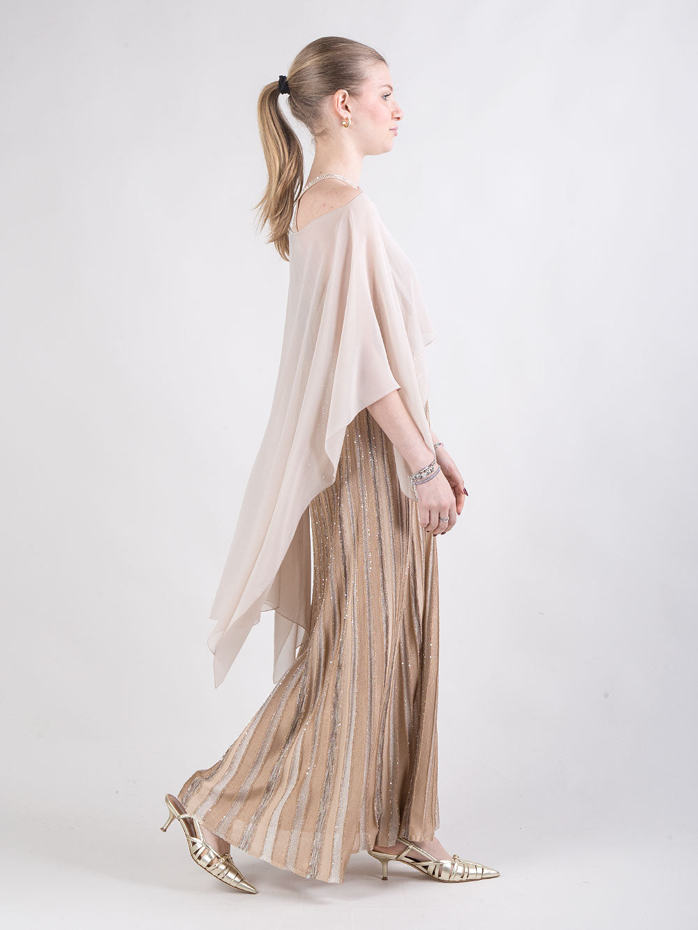 Abito lungo con scollo e mantella in seta