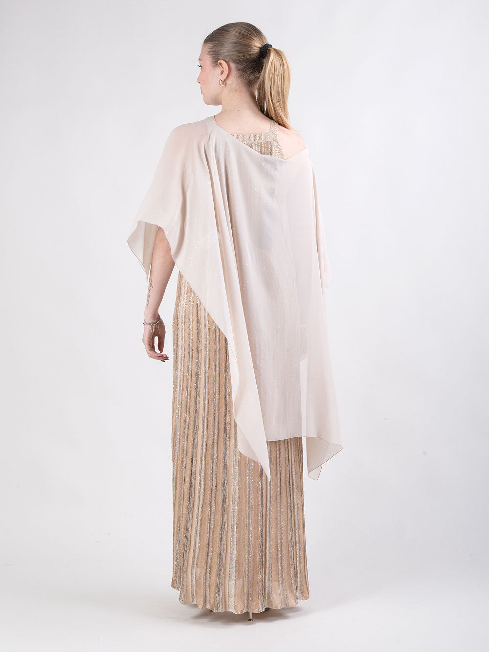 Abito lungo con scollo e mantella in seta