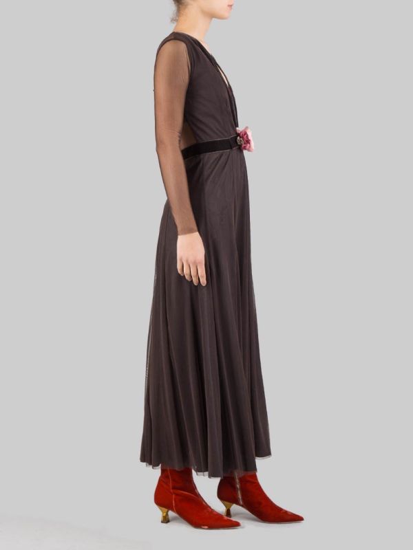 ABITO LUNGO MARRONE IN TULLE CON CINTURA A FIORI IN VITA