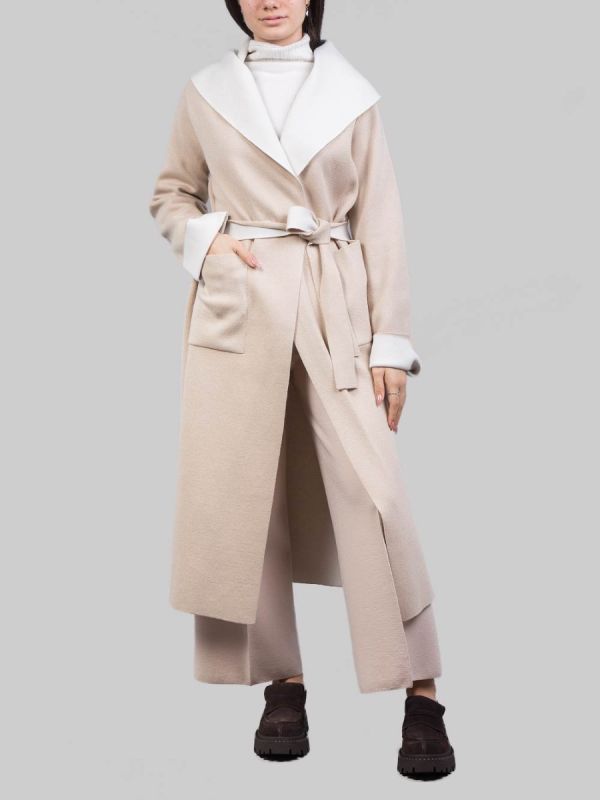 CAPPOTTO A VESTAGLIA BEIGE CON AMPIO COLLO SCIALLATO E CINTURA IN VITA
