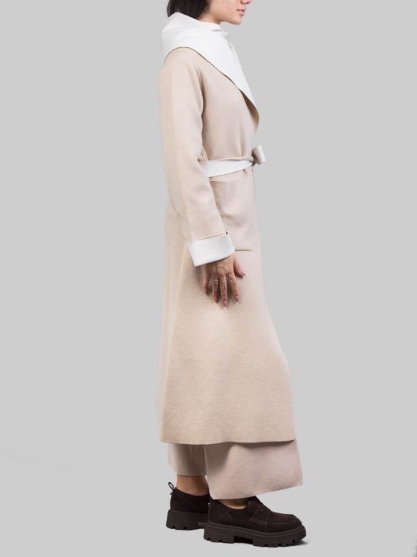 CAPPOTTO A VESTAGLIA BEIGE CON AMPIO COLLO SCIALLATO E CINTURA IN VITA