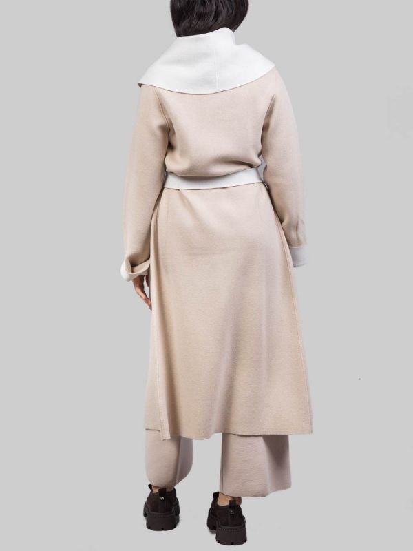 CAPPOTTO A VESTAGLIA BEIGE CON AMPIO COLLO SCIALLATO E CINTURA IN VITA