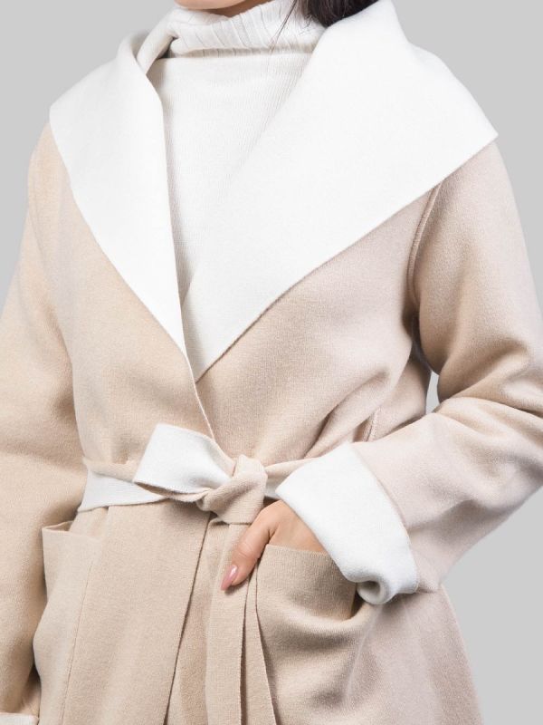 CAPPOTTO A VESTAGLIA BEIGE CON AMPIO COLLO SCIALLATO E CINTURA IN VITA