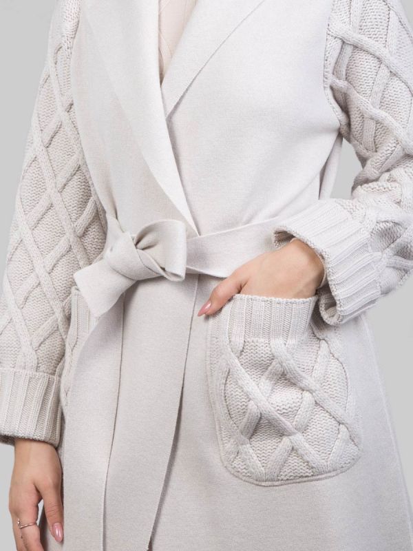 CAPPOTTO A VESTAGLIA CON INSERTI IN MAGLIA INTRECCIATA E CINTURA IN VITA