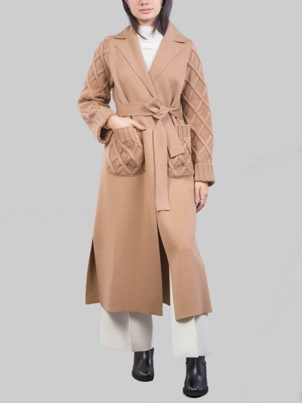 CAPPOTTO CAMMELLO A VESTAGLIA CON INSERTI IN MAGLIA INTRECCIATA E CINTURA IN VITA