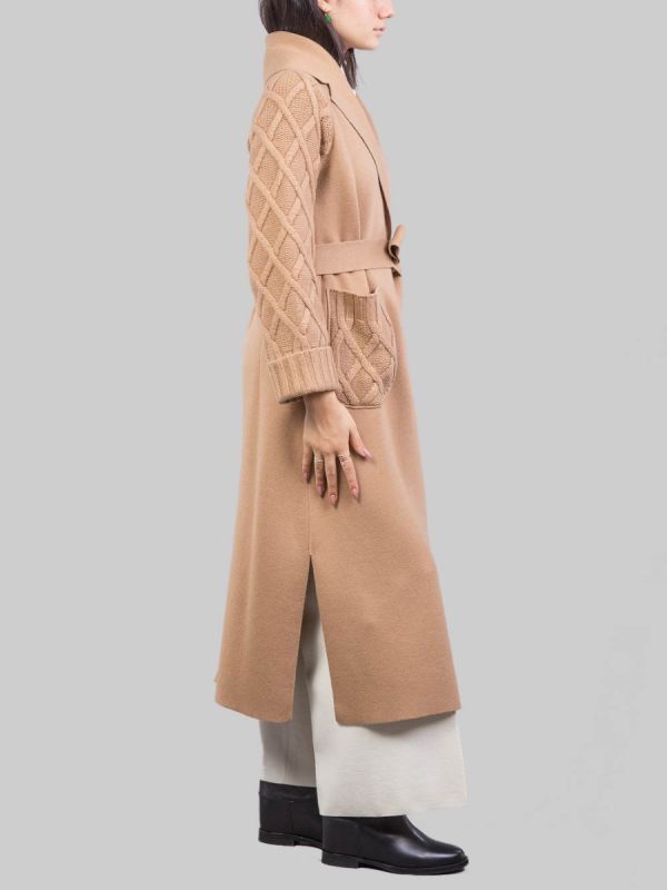 CAPPOTTO CAMMELLO A VESTAGLIA CON INSERTI IN MAGLIA INTRECCIATA E CINTURA IN VITA