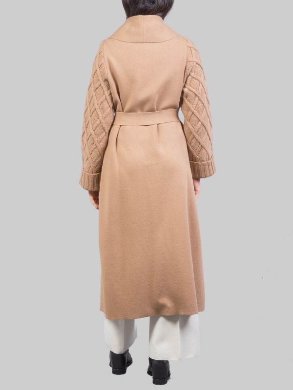 CAPPOTTO CAMMELLO A VESTAGLIA CON INSERTI IN MAGLIA INTRECCIATA E CINTURA IN VITA