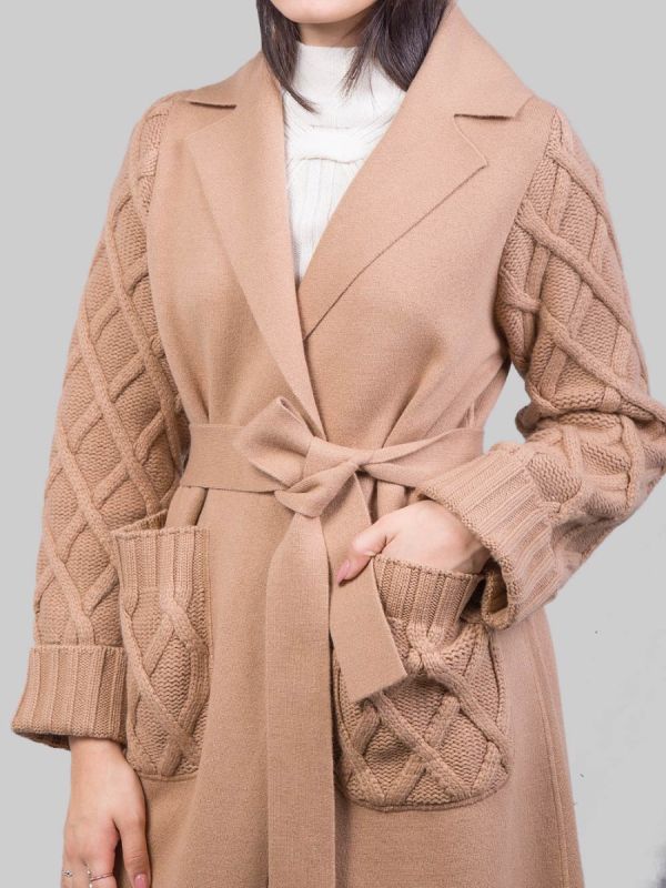 CAPPOTTO CAMMELLO A VESTAGLIA CON INSERTI IN MAGLIA INTRECCIATA E CINTURA IN VITA