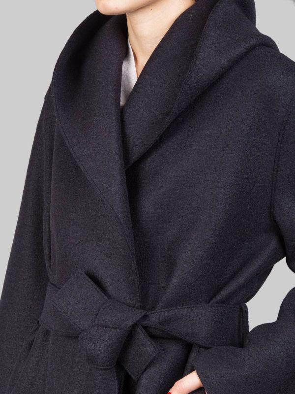 CAPPOTTO LUNGO NERO "A VESTAGLIA" IN LANA VERGINE PRESSATA CON CINTURA