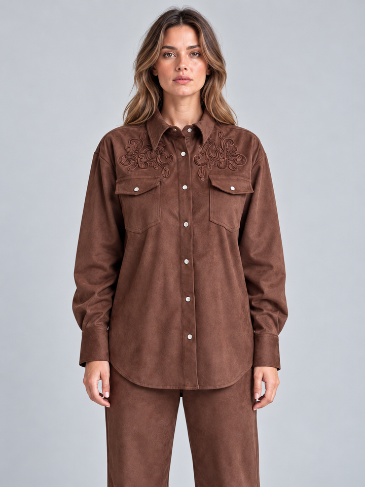 Camicia in eco daino con ricami