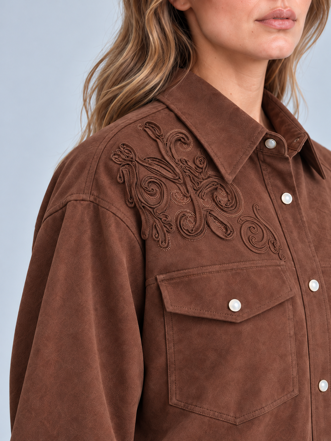 Camicia in eco daino con ricami