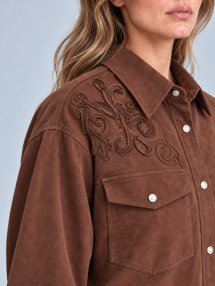 Camicia in eco daino con ricami