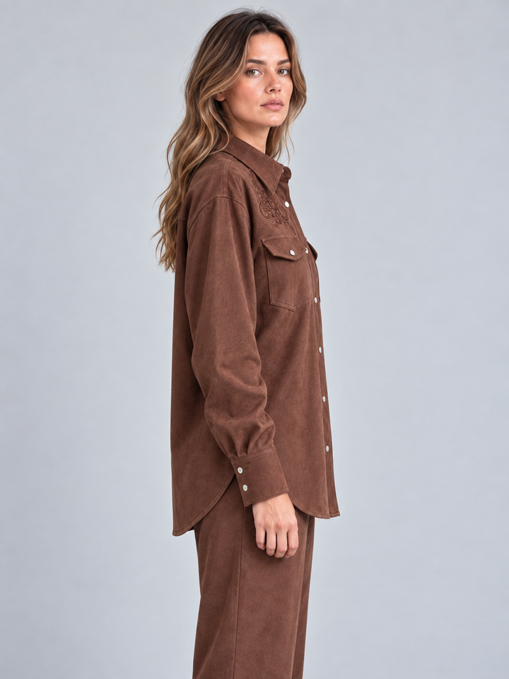 Camicia in eco daino con ricami
