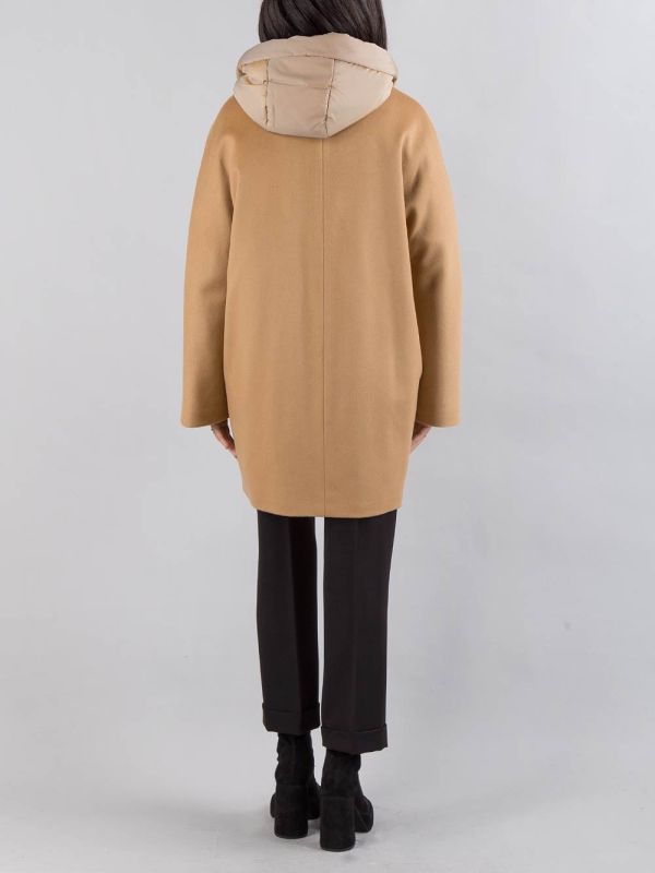 CAPPOTTO OVERSIZE IN PANNO CAMMELLO CON IMBOTTITURA PARZIALE E CAPPUCCIO