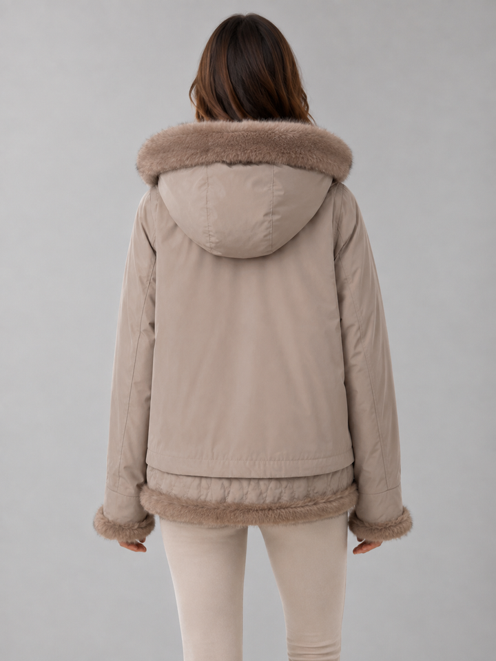 Giubbetto beige con dettagli in ecopelliccia