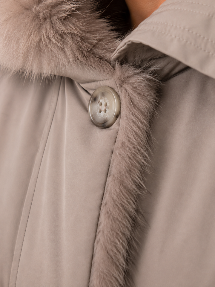 Giubbetto beige con dettagli in ecopelliccia