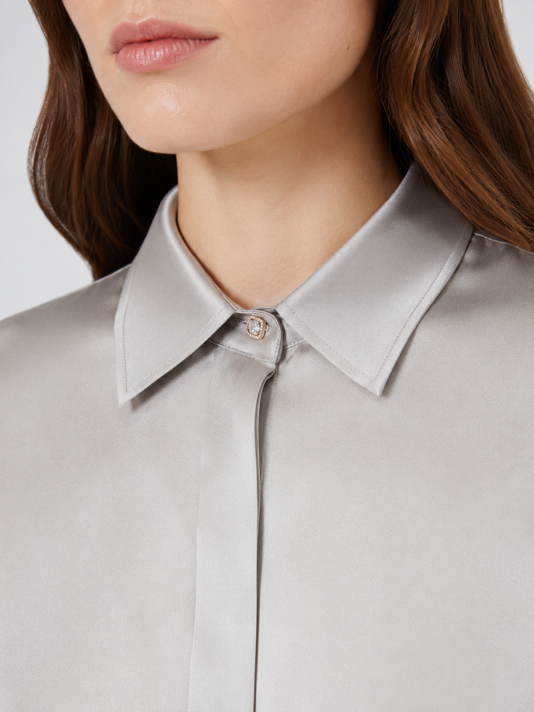 Camicia di seta con bottoni gioiello