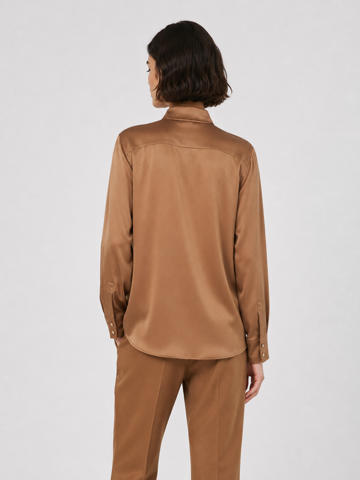 Camicia di seta con bottoni gioiello