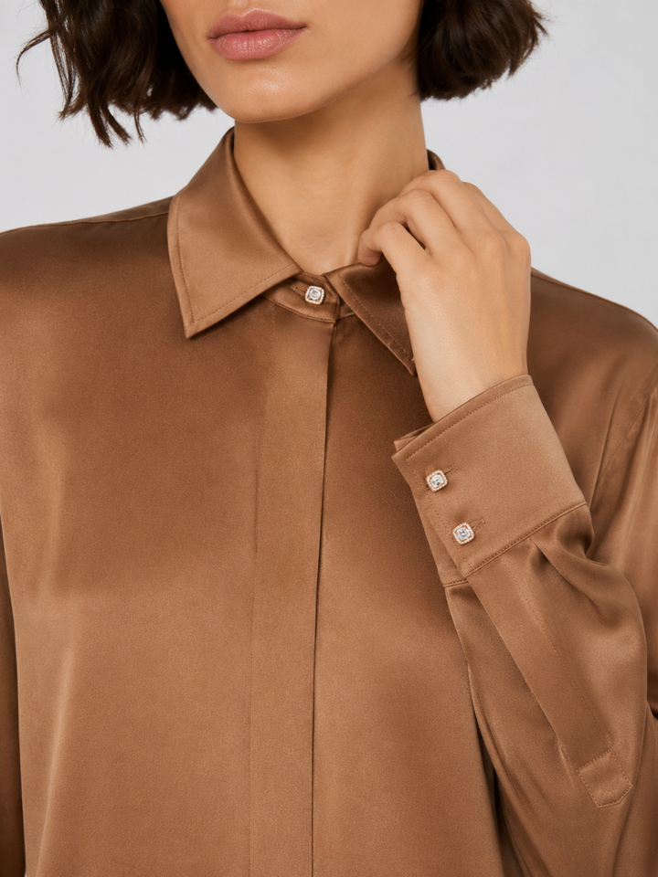 Camicia di seta con bottoni gioiello